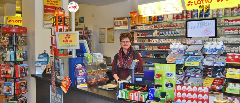 Blick in den Kiosk. Frau Wiedner bedient Sie freundlich und schnell.